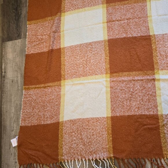 Linens N Things Throw Blanket Plaid Camp Stadium Fringe Picnic Parade Cabin - Picture 3 of 8